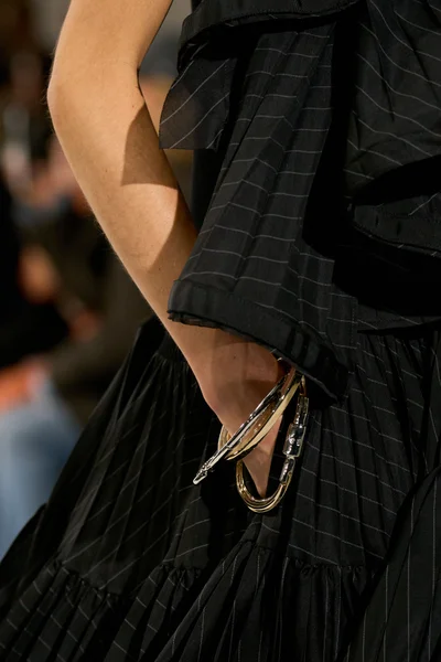 Look 100